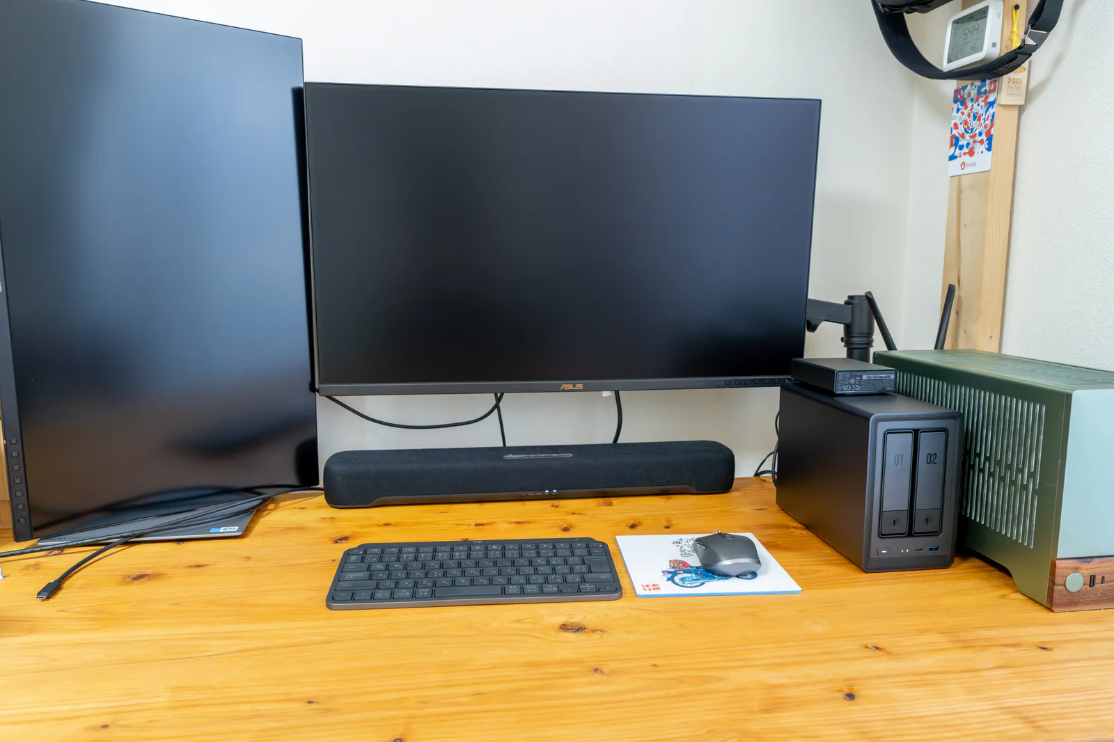 デスク全体とUGREEN NASync DXP2800の設置風景