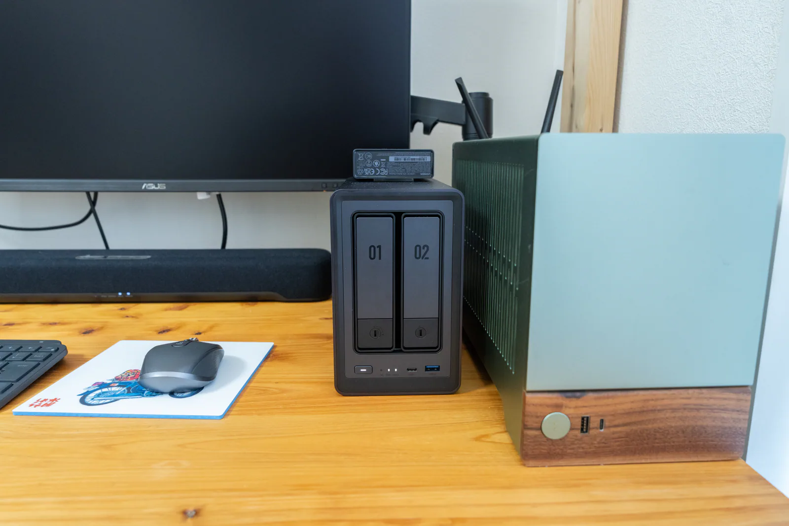 正面から見たUGREEN NASync DXP2800