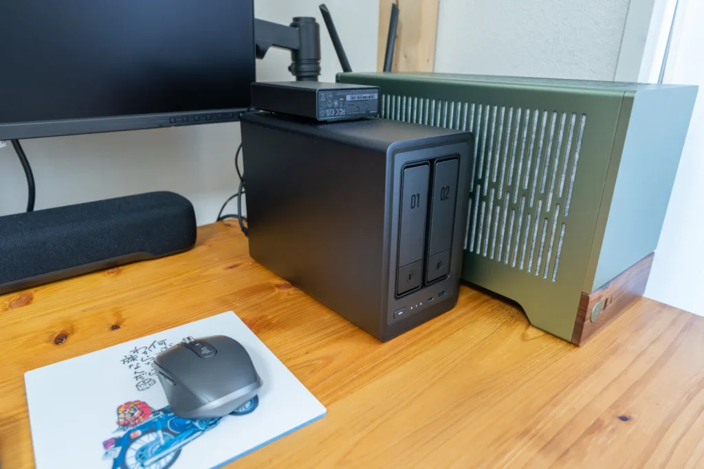 デスク上に置いたUGREEN NASync DXP2800とUGREEN UPS