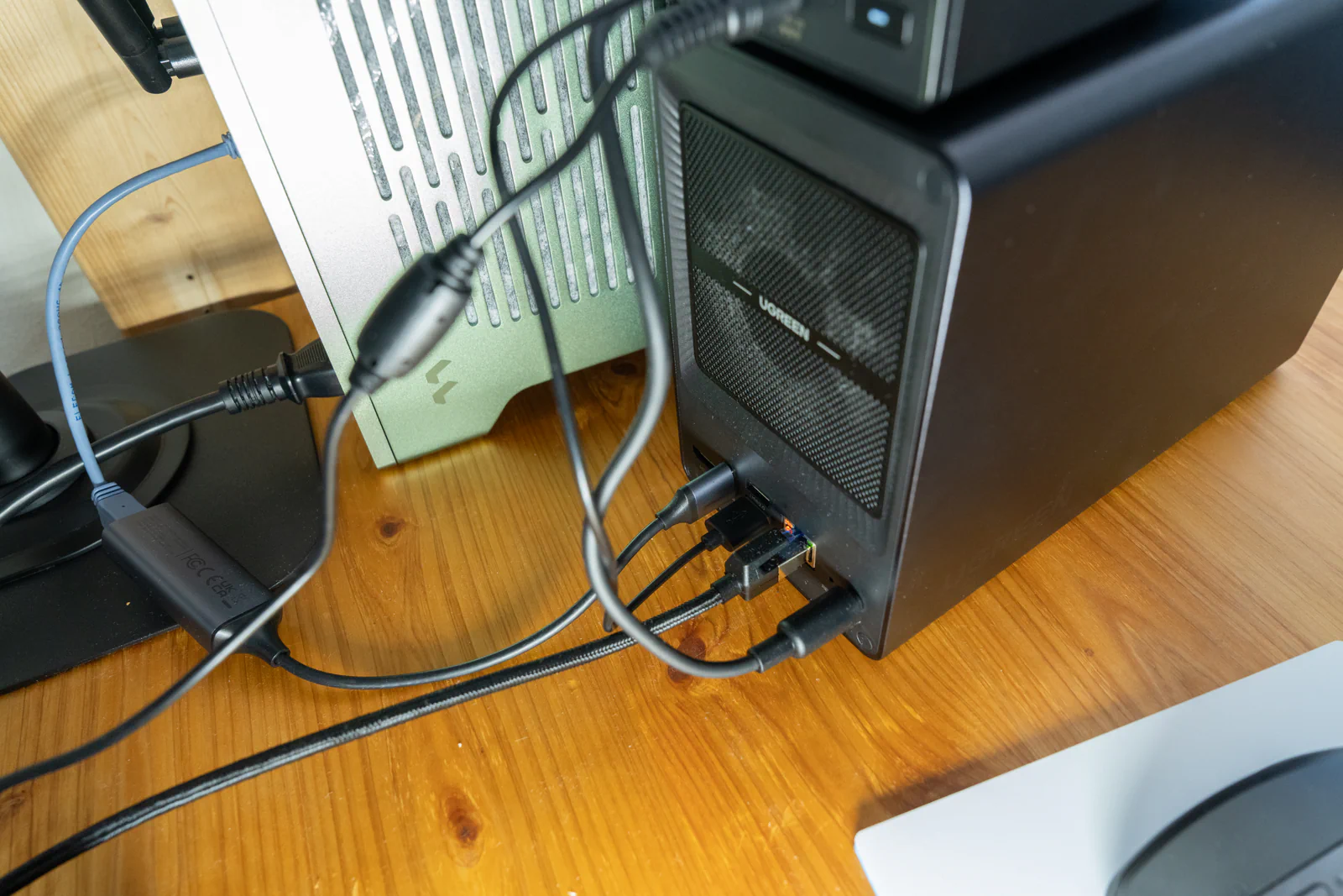 UGREEN NASync DXP2800背面の実際の配線