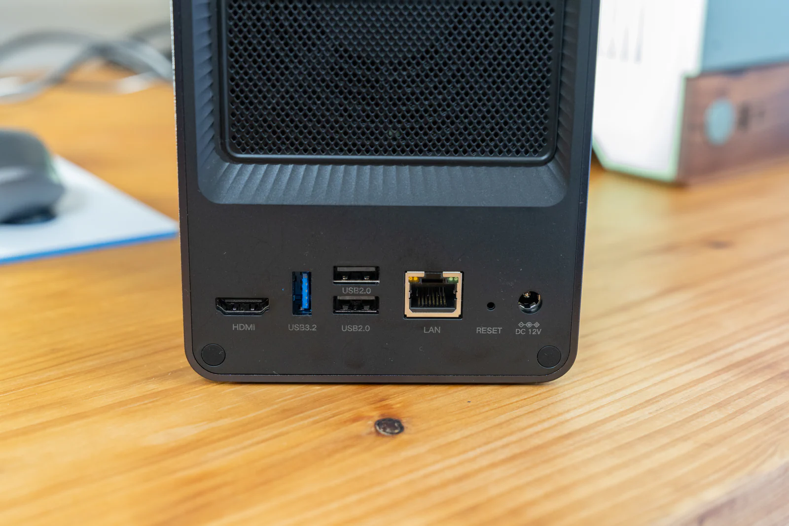 UGREEN NASync DXP2800の背面ポート