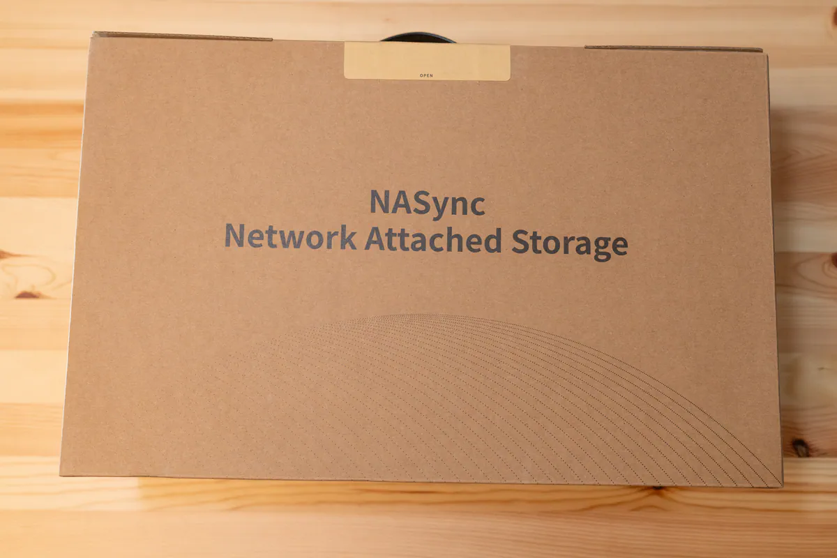 開封直後のUGREEN NASync DXP2800の箱
