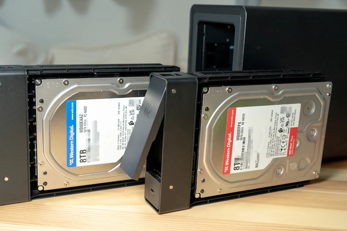 UGREEN NASync DXP2800にWD RedとWD BlueのHDDを入れた状態