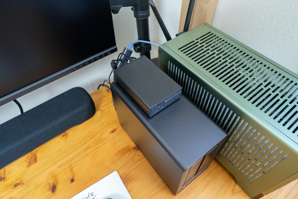 UGREEN NASync DXP2800の上に置いたUGREEN UPS